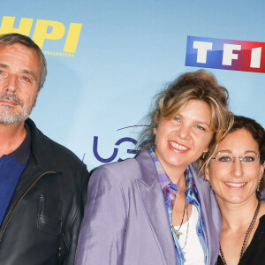 Il se dit que l'actrice n'en fait qu'à sa tête sur le tournage de HPI
Jean Nicolas, Alice Chegaray Breugnot et Mona Achache - Avant-première des 2 premiers épisodes de la saison 3 de "HPI" à l' UGC Normandie à Paris le 9 mai 2023. © Coadic Guirec/Bestimage