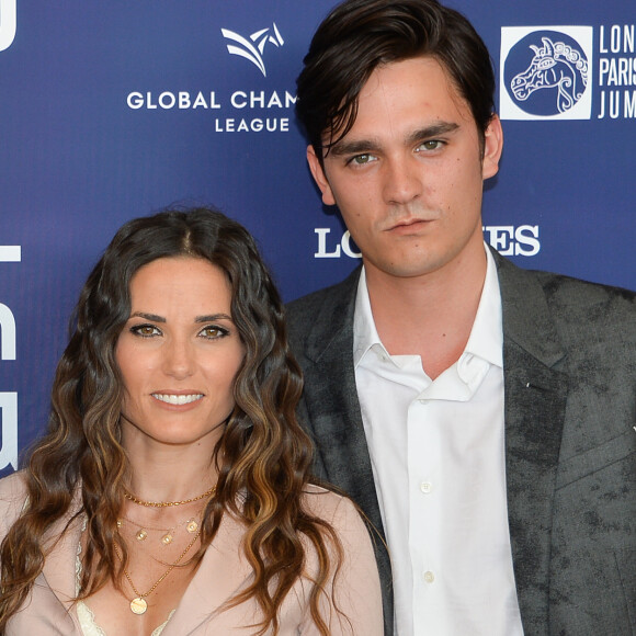 Durant deux ans, de 2017 à 2019,Capucine Anav a partagé la vie d'Alain-Fabien Delon.
Exclusif - Alain-Fabien Delon et sa compagne Capucine Anav - Photocall du dîner - Longines Paris Eiffel Jumping au Champ de Mars à Paris, France