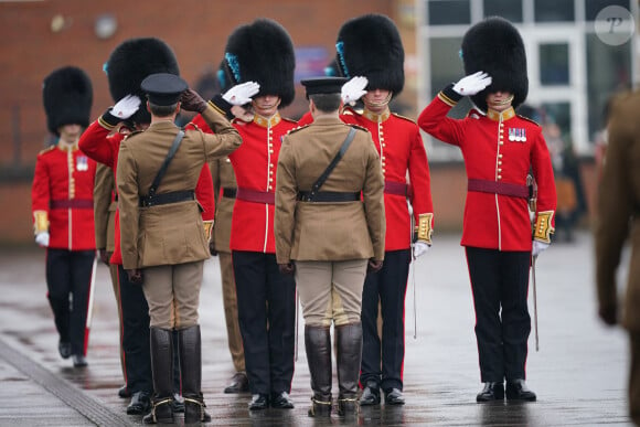 Les gardes irlandais saluent leurs officiers sur la place du défilé de la caserne de Mons, à Aldershot, lors d'une fête de la Saint-Patrick.