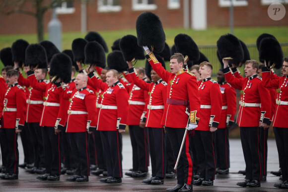 Les gardes irlandais sur la place du défilé de la caserne de Mons, à Aldershot, lors d'une fête de la Saint-Patrick.