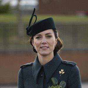Kate Middleton est toujours en convalescence à Windsor depuis son opération de l'abdomen
Le prince William, duc de Cambridge, et Catherine (Kate) Middleton, duchesse de Cambridge visitent le 1er bataillon d'Irish Guards à l'occasion de la parade de la Saint Patrick à Aldershot.