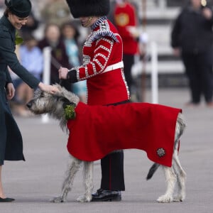 Le prince William, duc de Cambridge, et Catherine (Kate) Middleton, duchesse de Cambridge visitent le 1er bataillon d'Irish Guards à l'occasion de la parade de la Saint Patrick à Aldershot le 17 mars 2022. 