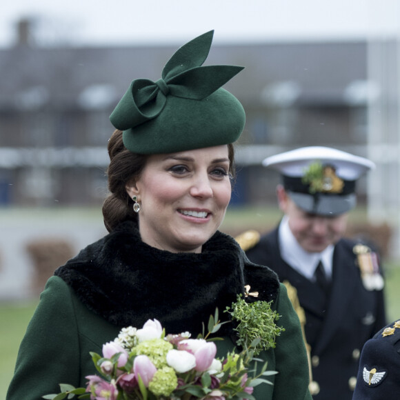 En raison de son état de santé, la princesse de Galles n'a pas pu assister à la parade des Irish Guards pour la Saint Patrick
Le prince William, duc de Cambridge, colonel des Gardes irlandais et Catherine (Kate) Middleton, duchesse de Cambridge, enceinte, lors de la parade de la Saint Patrick à Houslow en présence du premier bataillon des gardes irlandais le 17 mars 2018. 