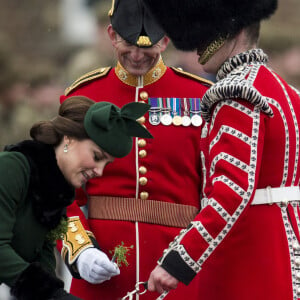 Le prince William, duc de Cambridge, colonel des Gardes irlandais et Catherine (Kate) Middleton, duchesse de Cambridge, enceinte, lors de la parade de la Saint Patrick à Houslow en présence du premier bataillon des gardes irlandais le 17 mars 2018. 