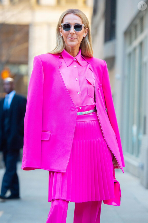 Elle reste cela dit optimiste et même si faire face à cette maladie fait partie "des expériences les plus difficiles de [sa] vie", elle tient le coup. 
Celine Dion a choisi de s'habiller en rose pour la Journée Internationale pour les Droits des Femmes à New York le 7 mars 2020.