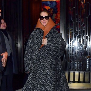 Lundi 18 mars, elle était pourtant de retour sur Instagram pour annoncer une mauvaise nouvelle. 
Céline Dion porte un manteau surdimensionné JW Anderson à New York City, New York, Etats-Unis, le 6 mars 2020.