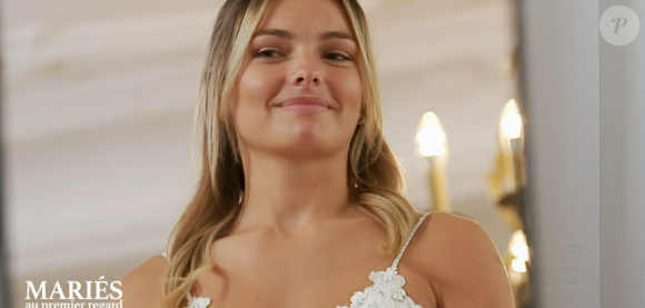 Ophélie lors de l'essayage de sa robe de mariée lors de l'épisode de "Mariés au premier regard 2024" du 25 mars