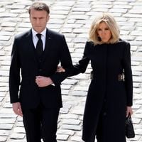 Hommage à Philippe de Gaulle aux Invalides : ses quatre fils (Yves, Jean, Pierre et Charles) soutenus par Brigitte et Emmanuel Macron