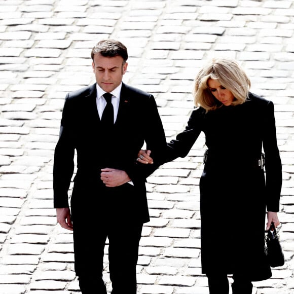 Ils ont été soutenus par Emmanuel et Brigitte Macron.
Emmanuel Macron et sa femme Brigitte lors de l'hommage national pour l'amiral Philippe de Gaulle dans la cour d'honneur de l'Hôtel national des Invalides à Paris le 20 mars 2024. © Dominique Jacovides / Bestimage 