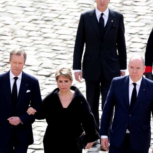 Le grand-duc Henri de Luxembourg, La grande-duchesse Maria Teresa de Luxembourg et Le prince Albert II de Monaco lors de l'hommage national pour l'amiral Philippe de Gaulle dans la cour d'honneur de l'Hôtel national des Invalides à Paris le 20 mars 2024. © Dominique Jacovides / Bestimage 