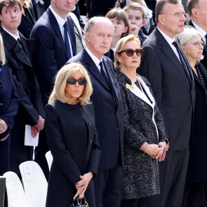 Brigitte Macron, Yves de Gaulle, Jean de Gaulle lors de l'hommage national pour l'amiral Philippe de Gaulle dans la cour d'honneur de l'Hôtel national des Invalides à Paris le 20 mars 2024. © Dominique Jacovides / Bestimage 