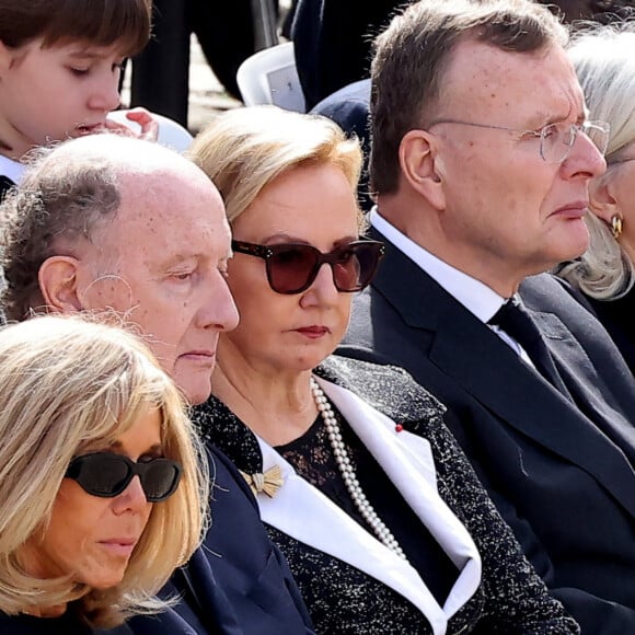 Brigitte Macron, Yves de Gaulle, Jean de Gaulle, lors de l'hommage national pour l'amiral Philippe de Gaulle dans la cour d'honneur de l'Hôtel national des Invalides à Paris le 20 mars 2024. © Dominique Jacovides / Bestimage 