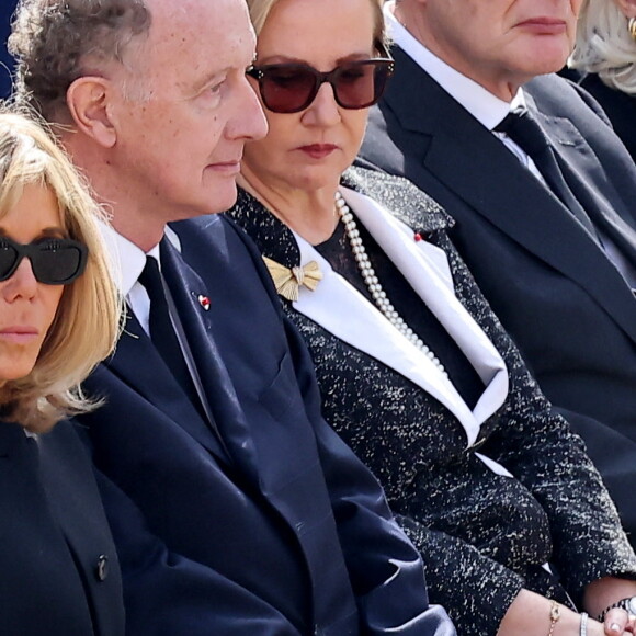 Brigitte Macron, Yves de Gaulle lors de l'hommage national pour l'amiral Philippe de Gaulle dans la cour d'honneur de l'Hôtel national des Invalides à Paris le 20 mars 2024. © Dominique Jacovides / Bestimage 