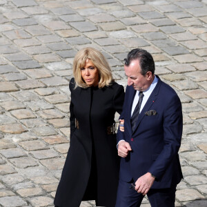 Brigitte Macron et José Pietroboni, chef du protocole lors de l'hommage national pour l'amiral Philippe de Gaulle dans la cour d'honneur de l'Hôtel national des Invalides à Paris le 20 mars 2024. © Dominique Jacovides / Bestimage 