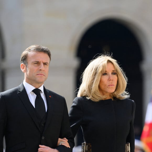 Emmanuel Macron et sa femme Brigitte - Hommage national pour l'amiral Philippe de Gaulle dans la cour d'honneur de l'Hôtel National des Invalides à Paris. Le 20 mars 2024. © Jacques Witt / Pool / Bestimage 