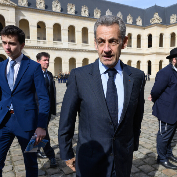 Nicolas Sarkozy - Hommage national pour l'amiral Philippe de Gaulle dans la cour d'honneur de l'Hôtel National des Invalides à Paris. Le 20 mars 2024. © Jacques Witt / Pool / Bestimage  Members of the French Navy (Marine Nationale) carry the coffin during a "national tribute"