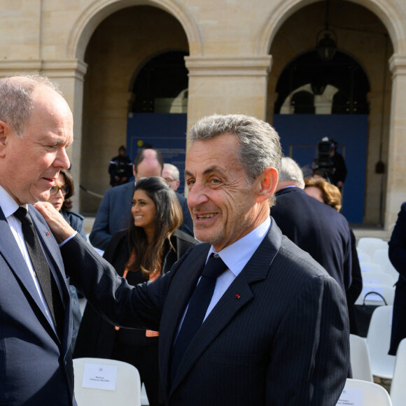 Le prince Albert II de Monaco et Nicolas Sarkozy - Hommage national pour l’amiral Philippe de Gaulle dans la cour d’honneur de l’Hôtel National des Invalides à Paris. Le 20 mars 2024. © Jacques Witt / Pool / Bestimage  Members of the French Navy (Marine Nationale) carry the coffin during a "national tribute" ceremony to late French politician and admiral, Philippe de Gaulle, the son of Charles de Gaulle, with his portrait displayed on a facade, at the Hotel des Invalides in Paris on March 20th 2024 