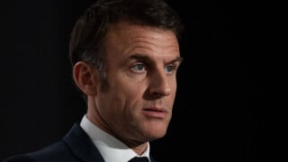 "Certains aimeraient avoir des biceps..." : Emmanuel Macron accusé d'avoir fait retoucher ses photos, le débat fait rage !