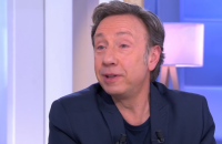 Stéphane Bern apprend la mort de son ami Frédéric Mitterrand en direct dans l'émission "C à vous" sur France 5.