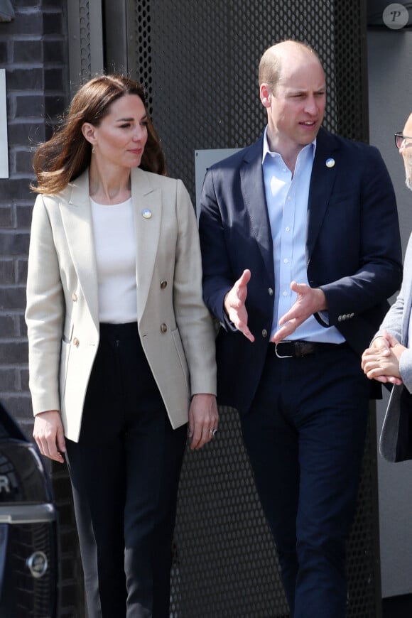 L'inquiétude monte, au Royaume Uni, face à la longue absence de Kate Middleton. Mais le palais de Buckingham avait pourtant prévenu tout le monde.
Le prince William et Kate Middleton visitent le comité d'urgence de Londres, à la rencontre de bénévoles de retour de leur mission humanitaire en Ukraine.