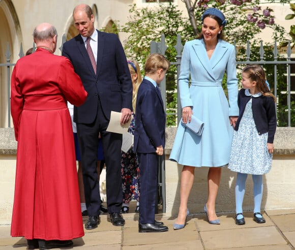 La princesse de Galles a subi une opération programmée de l'abdomen en janvier 2024 et elle doit prendre soin d'elle.
Le prince William et Kate Middleton, le prince George de Cambridge, la princesse Charlotte de Cambridge - La famille royale britannique quitte la chapelle Saint-Georges de Windsor après la messe de Pâques, le 17 avril 2022.