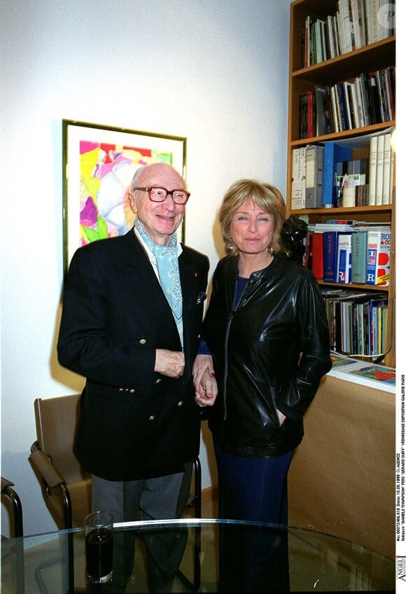 Elle y avait vécu avec son père Gérard Oury. 
Danièle Thompson et son père Gérard Oury - Vernissage de l'exposition Galerie Paris