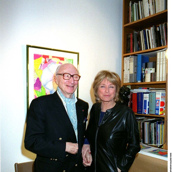 Elle y avait vécu avec son père Gérard Oury. 
Danièle Thompson et son père Gérard Oury - Vernissage de l'exposition Galerie Paris