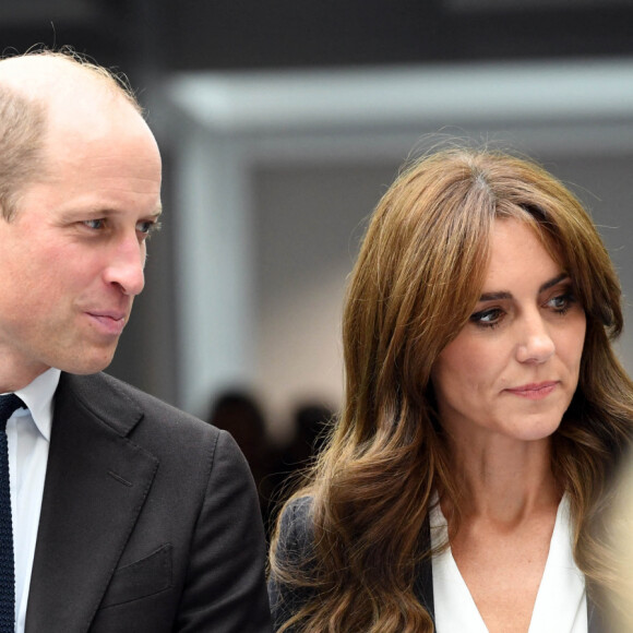 Le prince William, prince de Galles, et Catherine (Kate) Middleton, princesse de Galles, lors d'une visite au lycée Fitzalan de Cardiff, le 3 octobre 2023. Le couple princier est venu pour en apprendre davantage sur les cours professionnels proposés par l'école. 