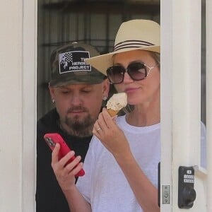 "Nous nous sentons tellement bénis et reconnaissants. Envoyant beaucoup d'amour de notre famille à la vôtre."
Exclusif - Cameron Diaz et son mari Benj Madden dégustent une glace à Los Angeles, le 31 juillet 2023. 