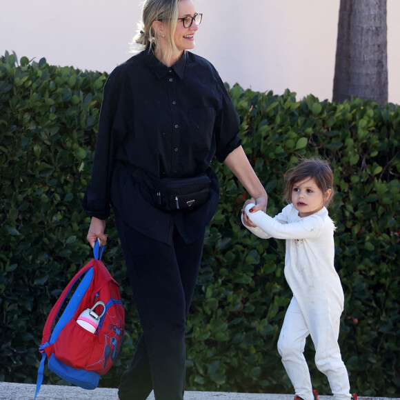 Exclusif - Cameron Diaz et son mari Benj Madden vont prendre leur petit-déjeuner avec leur fille Raddix à Montecito le 19 novembre 2023. 