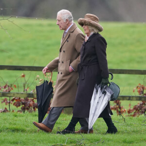 Charles III est engagé dans le même combat que Kate Middleton puisqu'il souffre lui aussi d'un cancer
Le roi Charles III d'Angleterre et Camilla Parker Bowles, reine consort d'Angleterre, à la sortie de la messe du dimanche en l'église Sainte-Marie Madeleine à Sandringham. Le 18 février 2024