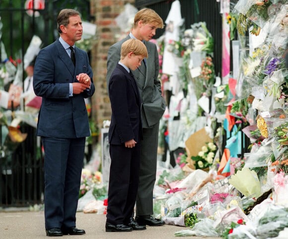Charles, William et Harry rendent hommage à la Princesse de Galles Lady Diana, devant Kensington Palace à Londres le 5 septembre 1997. Photo LFI/Photoshot/ABACAPRESS.COM
