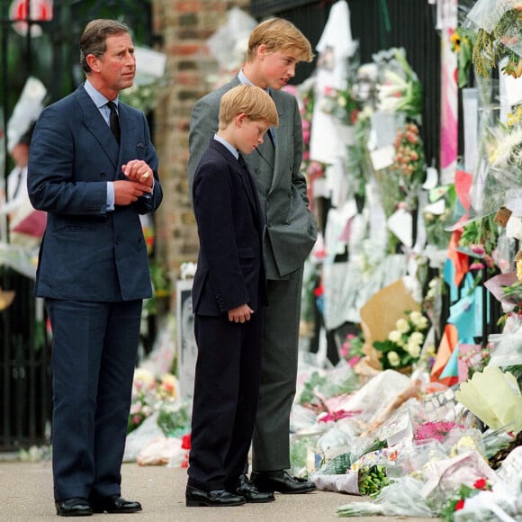 Charles, William et Harry rendent hommage à la Princesse de Galles Lady Diana, devant Kensington Palace à Londres le 5 septembre 1997. Photo LFI/Photoshot/ABACAPRESS.COM