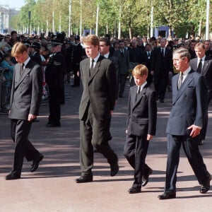 De gauche à droite : Philip, le duc d'Édinbourg , le prince William, Earl Spencer, prince Harry et Charles lors des obsèques de Lady Diana. Photo Tony Harris/PA Photos/ABACAPRESS.COM