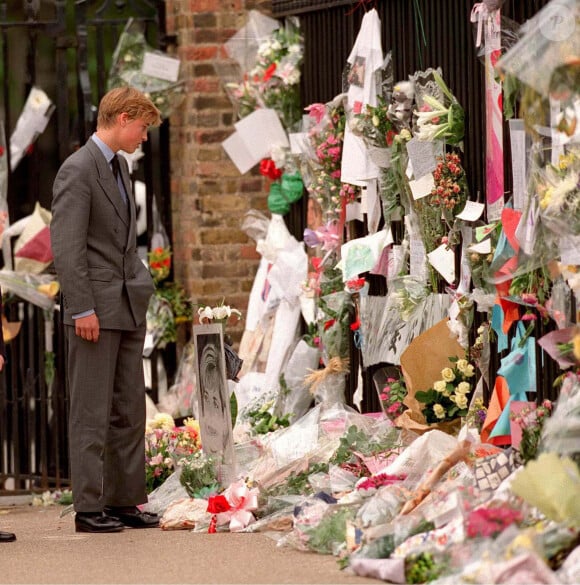 Le prince William devant un parterre de fleurs, hommage à sa mère Lady Diana devant Kensington Palace, Londres 1997. Photo by Anwar Hussein/PA Photos/ABACAPRESS.COM