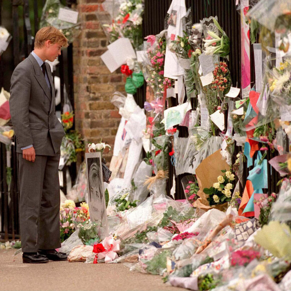 Le prince William devant un parterre de fleurs, hommage à sa mère Lady Diana devant Kensington Palace, Londres 1997. Photo by Anwar Hussein/PA Photos/ABACAPRESS.COM