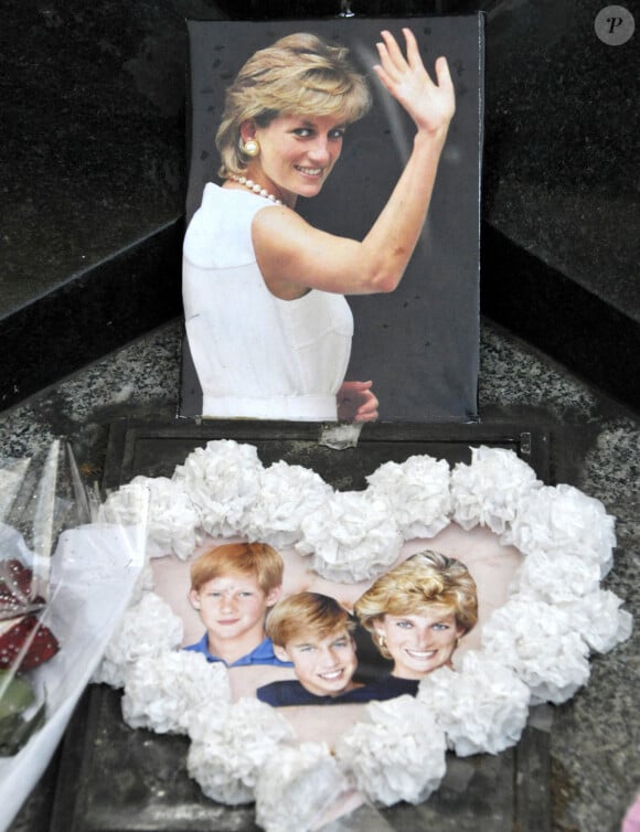L'hommage à Lady Diana sur le pont de l'Alma où elle a trouvé le mort le 31 août 1997. Photo Alain Apaydin/ABACAPRESS.COM