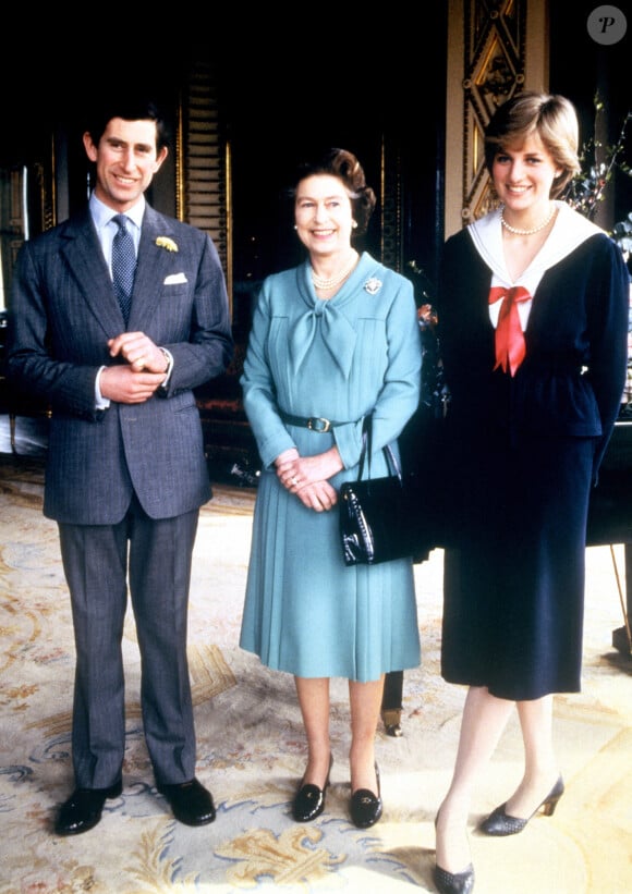 Le 27 mars 1981, à Buckingham Palace, Charles et sa fiancée Lady Diana entourent la reine Elizabeth II. Photo : PA Wire/ABACAPRESS.COM