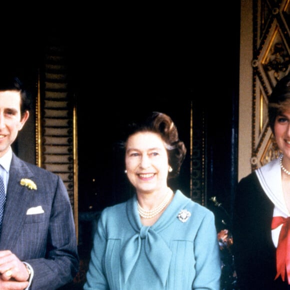 Le 27 mars 1981, à Buckingham Palace, Charles et sa fiancée Lady Diana entourent la reine Elizabeth II. Photo : PA Wire/ABACAPRESS.COM