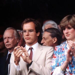 En 1981, dans les tribunes de Wimbledon, Lady Diana assiste à la finale du tournoi en compagnie du jeune prince Albert de Monaco. Photo by PA Photos/ABACAPRESS. COM