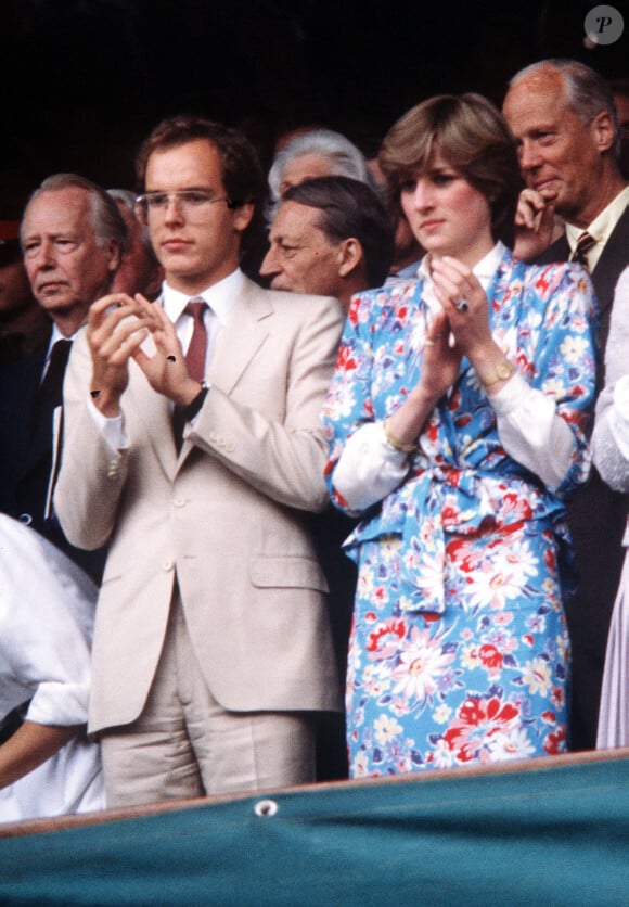 En 1981, dans les tribunes de Wimbledon, Lady Diana assiste à la finale du tournoi en compagnie du jeune prince Albert de Monaco. Photo by PA Photos/ABACAPRESS. COM
