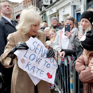 Elle a récupéré une affiche sur laquelle on pouvait lire : "Envoyez notre amour à Kate."
Camilla Parker Bowles à Shrewsbury, 27 mars 2024. Photo de Chris Jackson/PA Wire/ABACAPRESS.COM