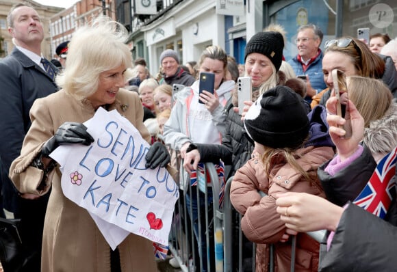 Elle a récupéré une affiche sur laquelle on pouvait lire : "Envoyez notre amour à Kate."
Camilla Parker Bowles à Shrewsbury, 27 mars 2024. Photo de Chris Jackson/PA Wire/ABACAPRESS.COM
