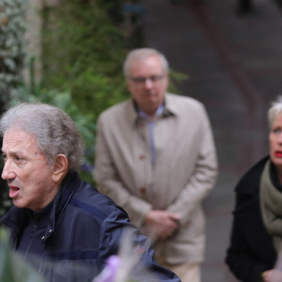 Michel Drucker - Obsèques de Sylvain Augier en l'église de Sommières, petite commune du Gard le 28 mars 2024. L'ancien présentateur de La Carte au trésor est décédé brutalement à 68 ans le samedi 16 mars à son domicile de Lecques. © Franz Chavaroche/Nice-Matin/Bestimage