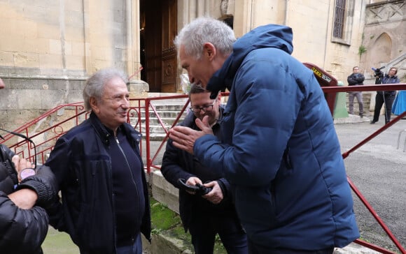 Michel Drucker et Christian Jeanpierre avaient eux aussi fait le déplacement 
Michel Drucker, Christian Jeanpierre - Obsèques de Sylvain Augier en l'église de Sommières, petite commune du Gard le 28 mars 2024. L'ancien présentateur de La Carte au trésor est décédé brutalement à 68 ans le samedi 16 mars à son domicile de Lecques. © Franz Chavaroche/Nice-Matin/Bestimage