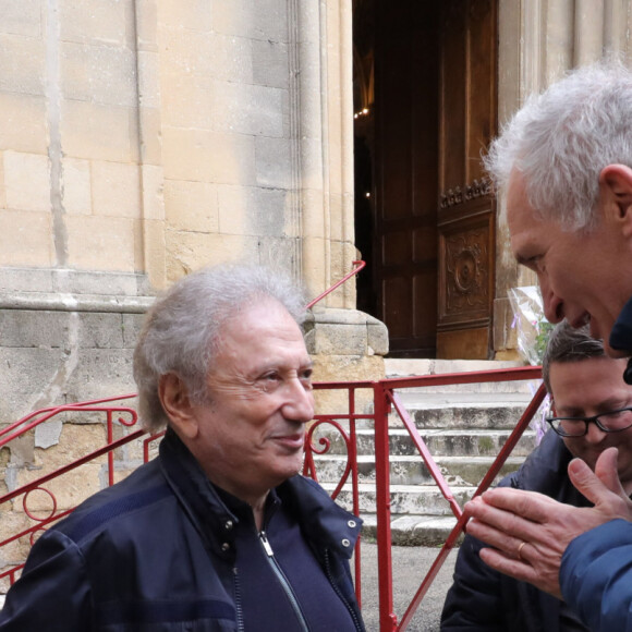 Michel Drucker et Christian Jeanpierre avaient eux aussi fait le déplacement 
Michel Drucker, Christian Jeanpierre - Obsèques de Sylvain Augier en l'église de Sommières, petite commune du Gard le 28 mars 2024. L'ancien présentateur de La Carte au trésor est décédé brutalement à 68 ans le samedi 16 mars à son domicile de Lecques. © Franz Chavaroche/Nice-Matin/Bestimage