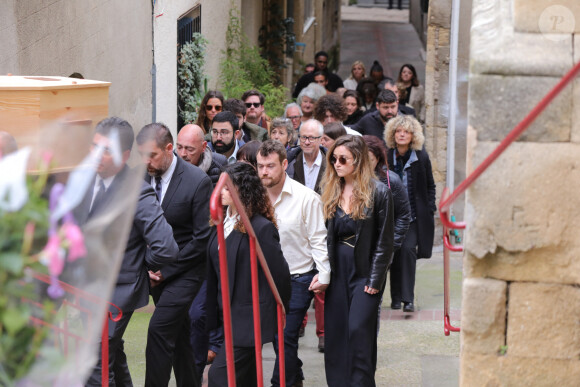 La veuve, Carol Augier et ses enfants Hadrien et Manon - Obsèques de Sylvain Augier en l'église de Sommières, petite commune du Gard le 28 mars 2024. L'ancien présentateur de La Carte au trésor est décédé brutalement à 68 ans le samedi 16 mars à son domicile de Lecques. © Franz Chavaroche/Nice-Matin/Bestimage