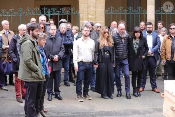 L'heure était aux adieux pour la famille et les proches de Sylvain Augier
La veuve, Carol Augier et ses enfants Hadrien et Manon, Christian Jeanpierre, Michel Drucker - Obsèques de Sylvain Augier en l'église de Sommières, petite commune du Gard. L'ancien présentateur de La Carte au trésor est décédé brutalement à 68 ans à son domicile de Lecques. © Franz Chavaroche/Nice-Matin/Bestimage