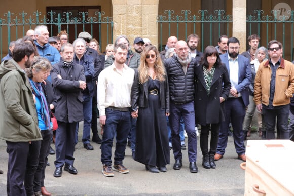 Parmi eux, Carol, la veuve de Sylvain Augier et Hadrien et Manon, leurs deux enfants
La veuve, Carol Augier et ses enfants Hadrien et Manon, Christian Jeanpierre, Michel Drucker - Obsèques de Sylvain Augier en l'église de Sommières, petite commune du Gard le 27 mars 2024. L'ancien présentateur de La Carte au trésor est décédé brutalement à 68 ans le samedi 16 mars à son domicile de Lecques. © Franz Chavaroche/Nice-Matin/Bestimage