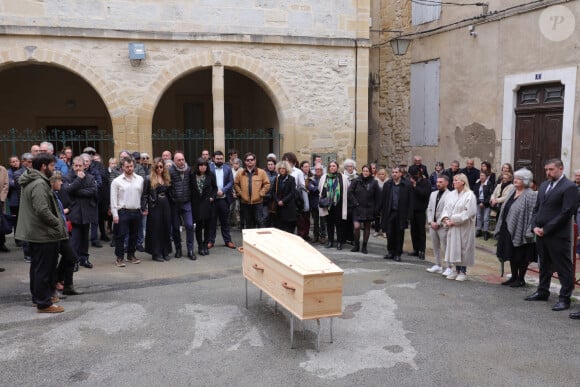 La famille est restée digne et soudée devant le cercueil durant quelques instants, moments suspendus et empreints d'émotion 
La veuve, Carol Augier et ses enfants Hadrien et Manon, Christian Jeanpierre, Michel Drucker - Obsèques de Sylvain Augier en l'église de Sommières, petite commune du Gard le 27 mars 2024. L'ancien présentateur de La Carte au trésor est décédé brutalement à 68 ans le samedi 16 mars à son domicile de Lecques. © Franz Chavaroche/Nice-Matin/Bestimage